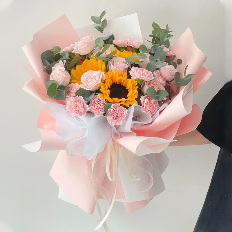 暖暖的心意-11枝粉色康乃馨，9枝粉玫瑰，3朵向日葵，尤加利叶。