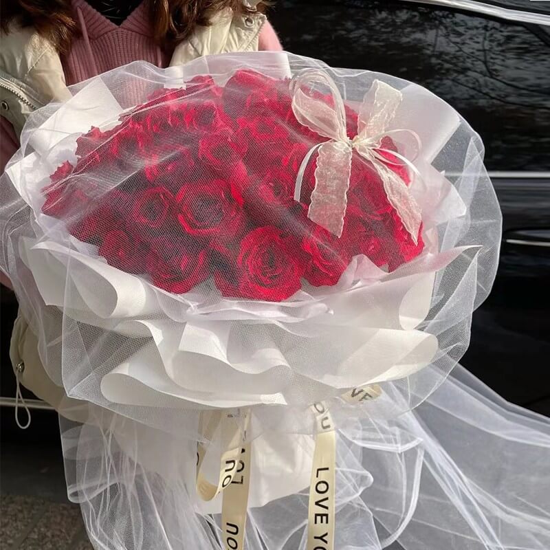 爱上-33朵红色玫瑰白纱包装花束
