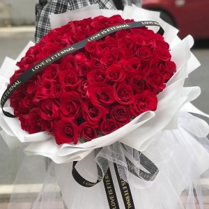 公主的梦想-99枝精品红玫瑰搭配满天星皇冠装饰