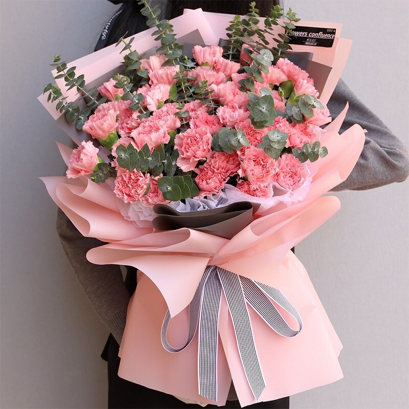 温柔相伴-33枝粉色康乃馨搭配尤加利叶花束
