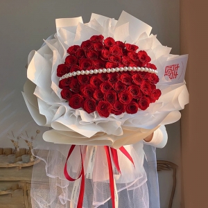相伴姻缘-33枝卡罗拉红玫瑰，囍字卡片一张