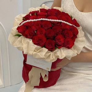 喜结良缘-33枝卡罗拉红玫瑰，珍珠装饰一串