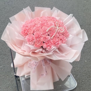 心意-33枝粉色康乃馨，珍珠蝴蝶结装饰一串（缺货时随机换成珍珠串、灯串、小熊、皇冠等装饰物）
