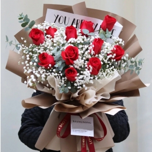 爱的陪伴-11朵红玫瑰，适量尤加利叶装饰