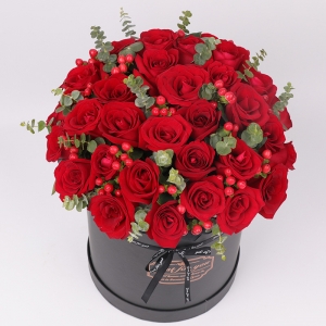爱恋星尘-33朵玫瑰搭配尤加利红豆抱抱桶，如图制作