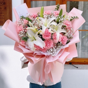 粉与白的浪漫-19枝粉色康乃馨，2枝多头白百合，满天星、尤加利叶间插