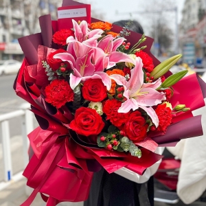 深情陪伴-6枝红色康乃馨，6枝玫瑰，2枝粉色多头百合，桔梗红豆尤加利叶间插点缀