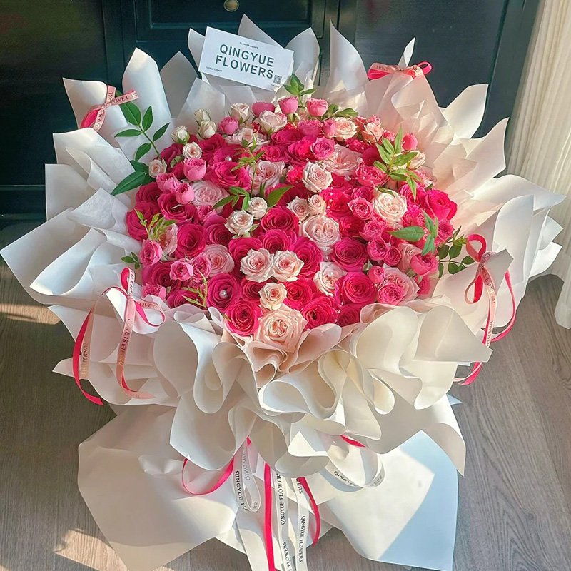 诗的标题-粉荔枝玫瑰和弗洛伊德玫瑰共52朵,搭配多头苏菲宝贝和星悦宝贝共12支,1条珠链,珍珠和细叶尤加利装饰。