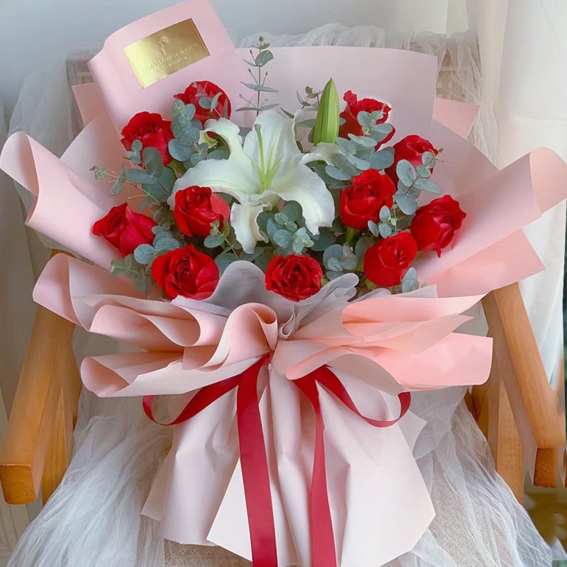 你的笑颜-11朵红玫瑰,1支多头白百合,尤加利叶间插