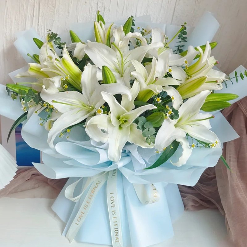 诚挚祝福-7支多头白百合,搭配尤加利叶+小雏菊点缀