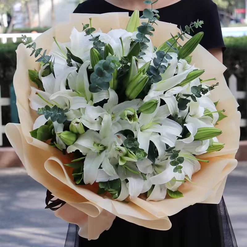 暖心祝福-11枝多头白百合,搭配尤加利