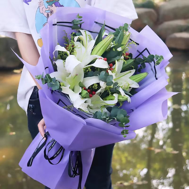 天使的拥抱-5枝白色多头百合,搭配红豆、黄莺、尤加利点缀