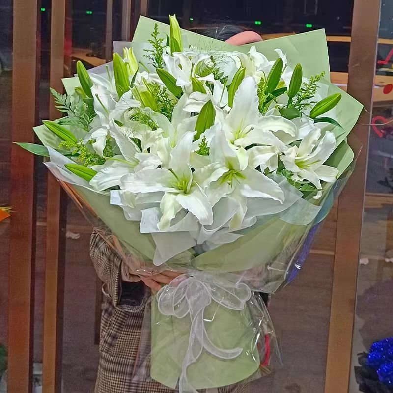 深深的祝福-10枝白色多头百合,搭配黄莺点缀。