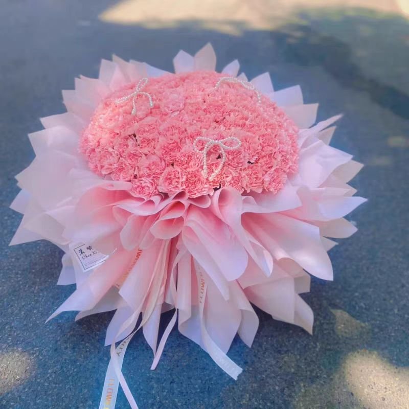 浪漫温馨祝福---99支粉色康乃馨珍珠装饰粉色欧雅纸多层圆形包装熊抱花束
