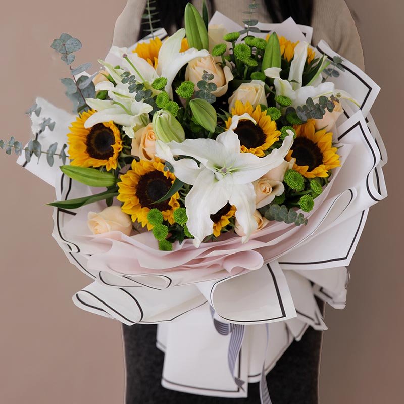 轮回四季-7枝向日葵,3枝多头百合,和11枝香槟玫瑰混搭,绿色小雏菊,尤加利叶间插