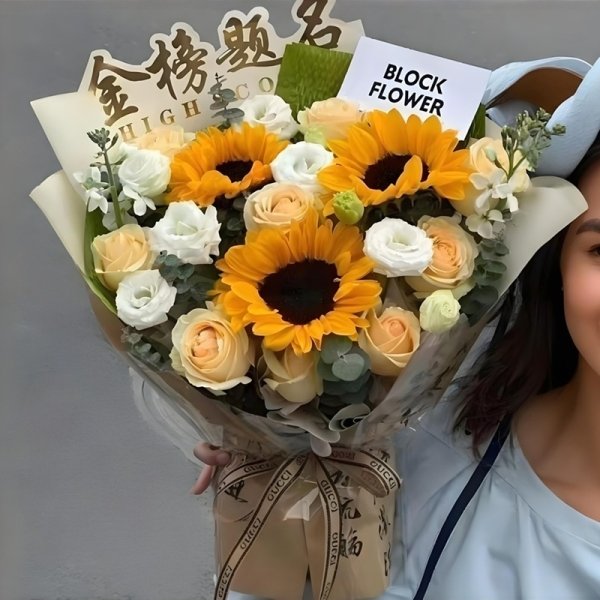 金榜题名,鱼跃龙门- 3支向日葵,9朵香槟玫瑰,6朵白色桔梗,尤加利丰满搭配