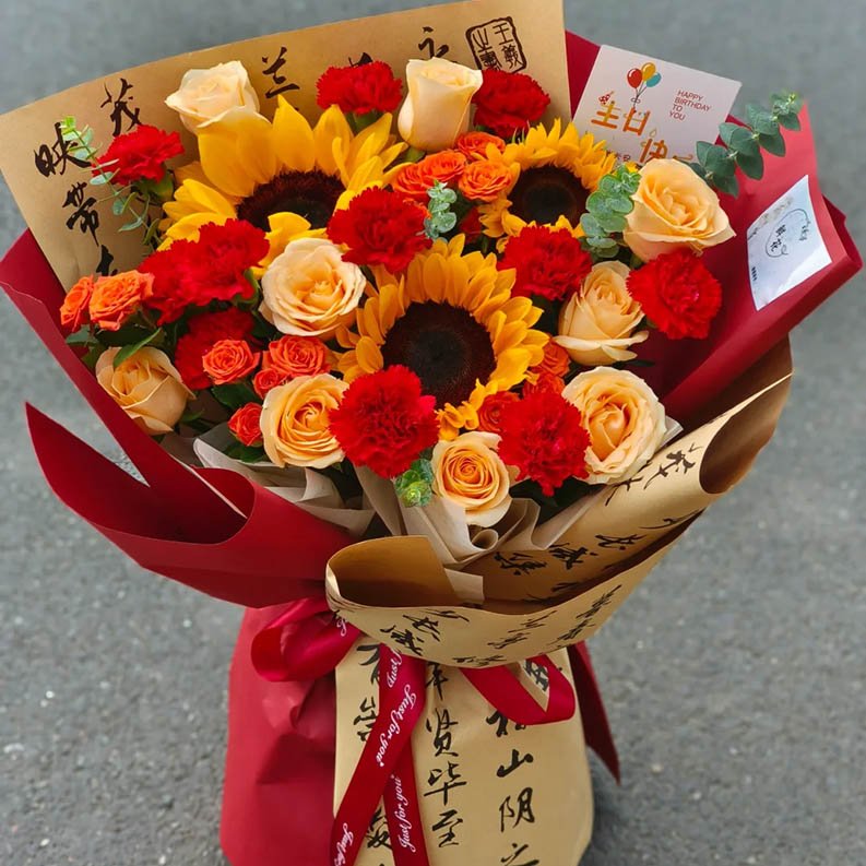 心向暖阳-3枝精品向日葵,19朵红色康乃馨和香槟玫瑰混搭(红色康乃馨10枝,香槟玫瑰9枝),3枝多头橙色泡泡,搭配尤加利叶装饰。