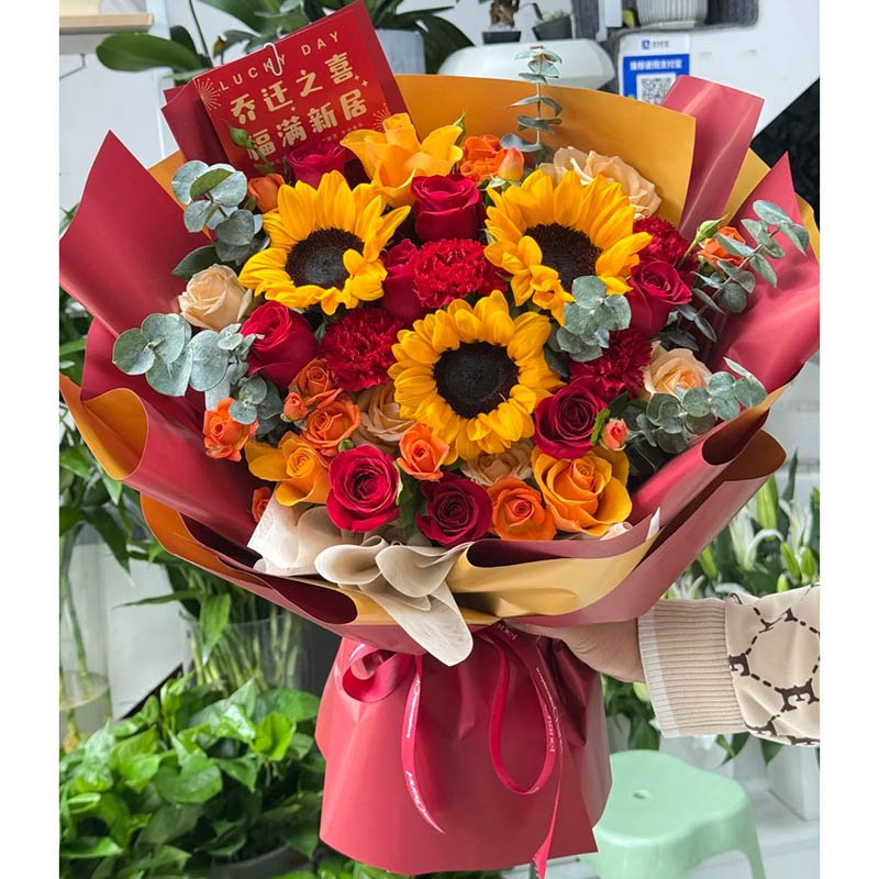 金辉满载-3枝向日葵,19朵玫瑰康乃馨混搭(红玫瑰和红色康乃馨为主,金辉玫瑰、香槟玫瑰),5枝多头橙色泡泡,搭配尤加利叶装饰。