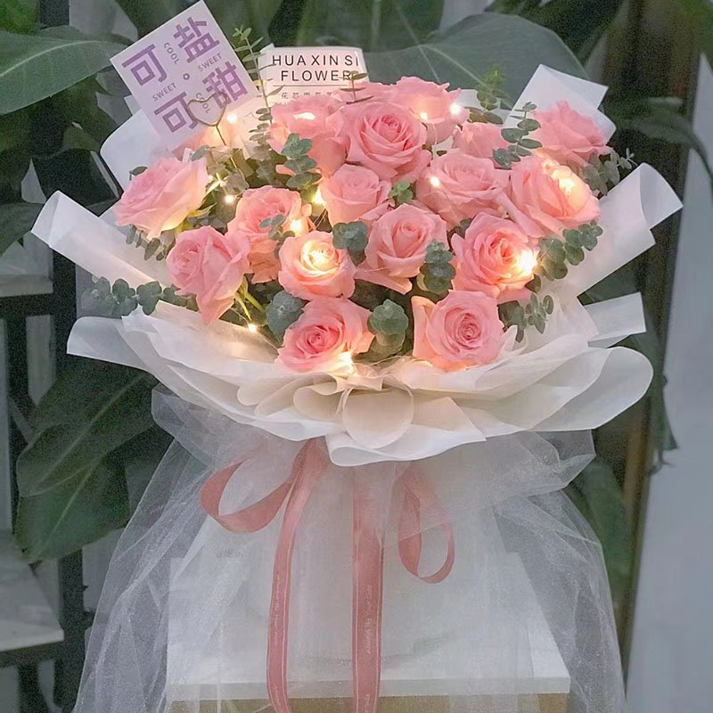 情定良缘-19朵精品粉玫瑰，1条灯带，搭配尤加利叶间插