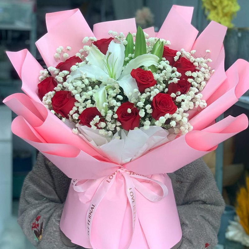 花开不败-11朵红玫瑰,1支多头白色香水百合,搭配尤加利叶、满天星丰满装饰。