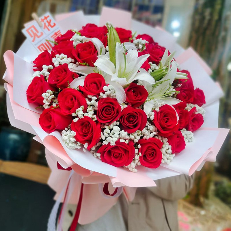 爱你永恒-33朵精品红玫瑰,2支多头白色香水百合,搭配白色满天星丰满间插