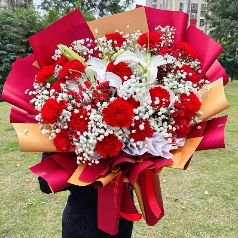 岁月长留-19朵红色康乃馨,1支白色多头香水百合 ,搭配满天星装饰