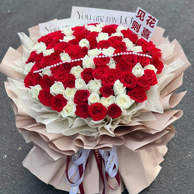 不负温柔-红玫瑰，白玫瑰共99朵，珠串装饰花面