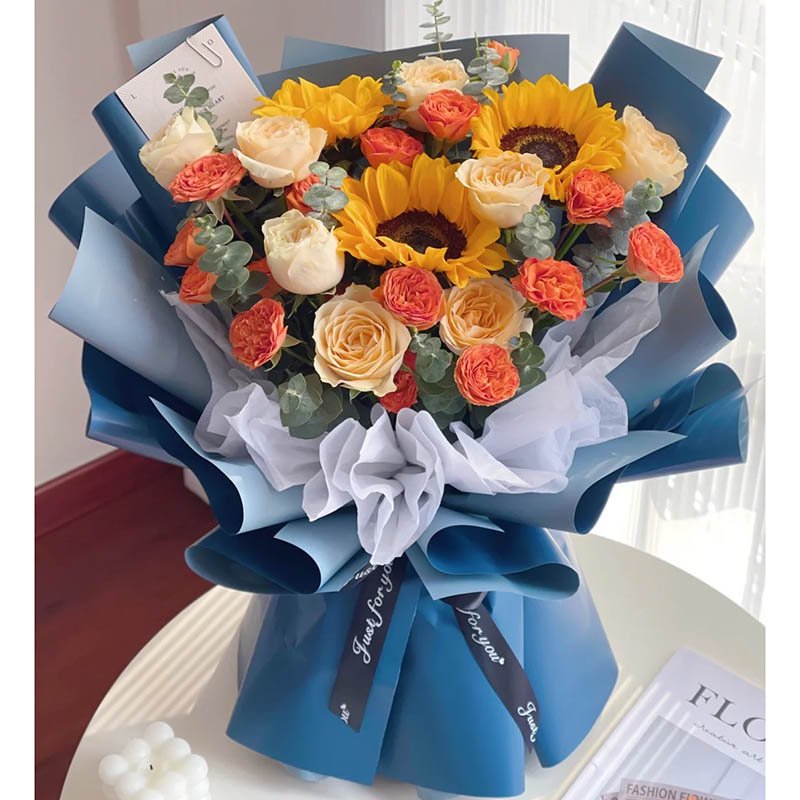 志存高远-3支向日葵,8朵香槟色玫瑰,搭配5支橙色多头小玫瑰(断货则用5支洋桔梗代替),尤加利叶间插装饰