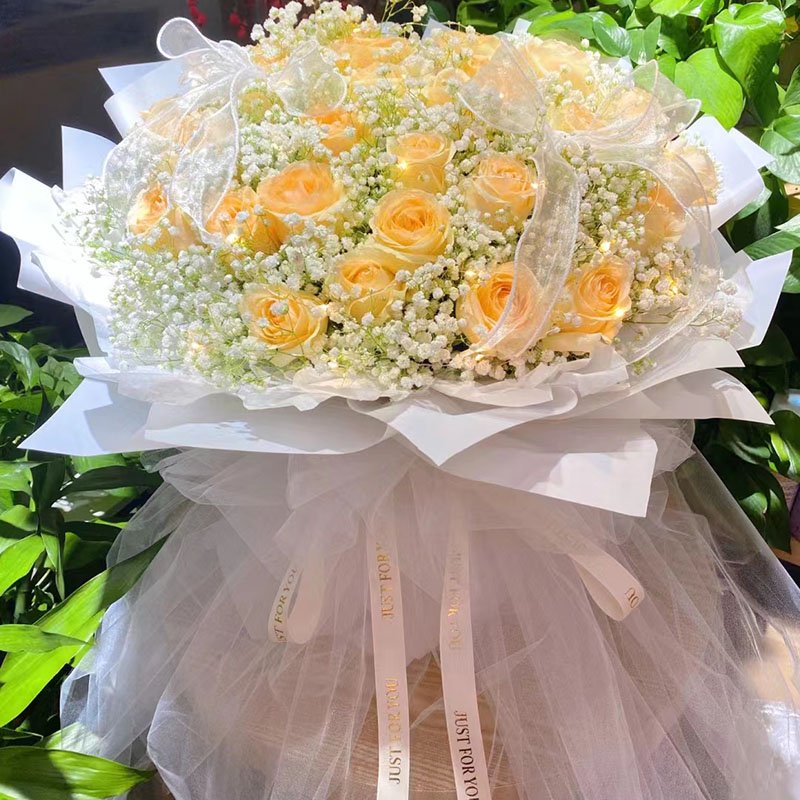 星星上的花-33朵香槟玫瑰,1条灯带,2支蕾丝蝴蝶结装饰花面,搭配满天星装饰。