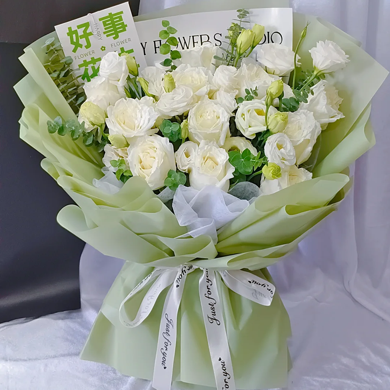 雪中月色-11朵白玫瑰，5枝多头洋桔梗，搭配尤加利叶装饰。