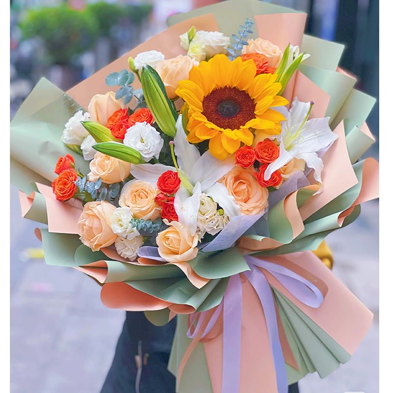 阳光的你-9朵香槟玫瑰,1朵向日葵,2支多头白色香水百合,5支橙色泡泡,5支洋桔梗,搭配尤加利叶装饰