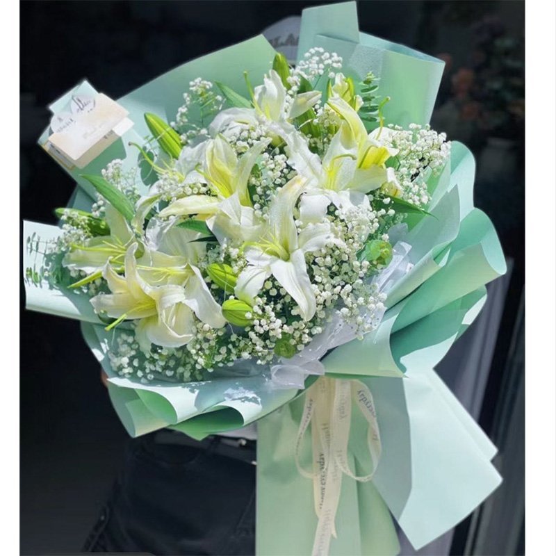 纯洁情谊-12朵白色香水百合,满天星、尤加利叶点缀