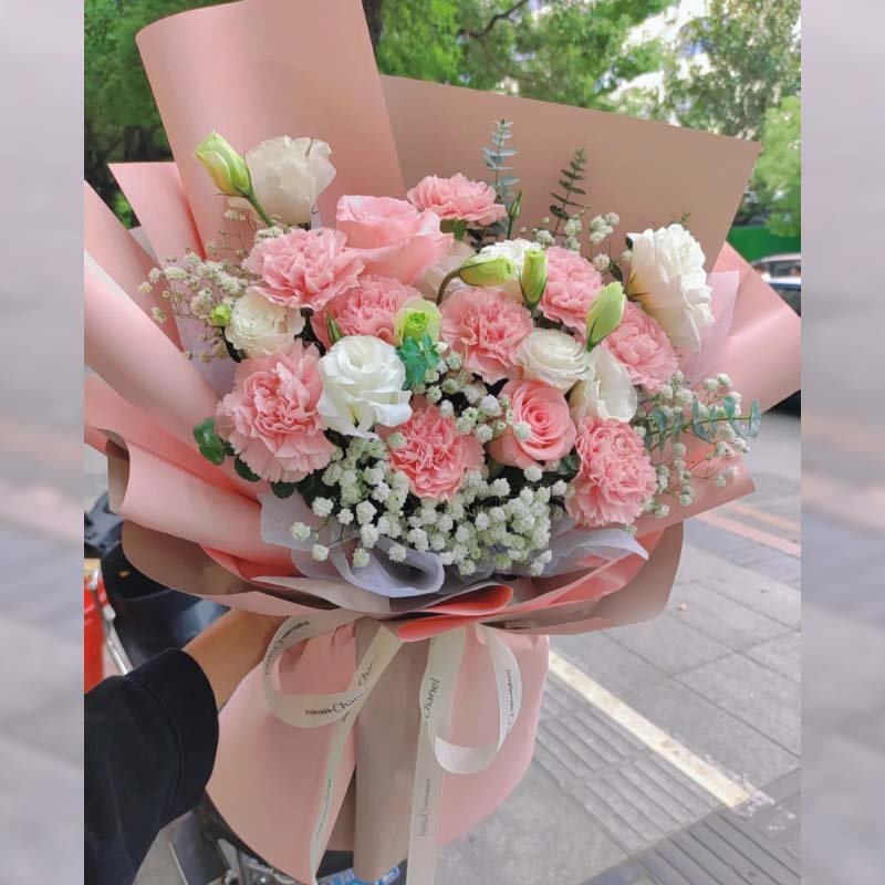 福运多多-福运多多 9朵粉色康乃馨,2朵粉玫瑰,3枝多头桔梗(至少9朵开放),尤加利,满天星;如图包装