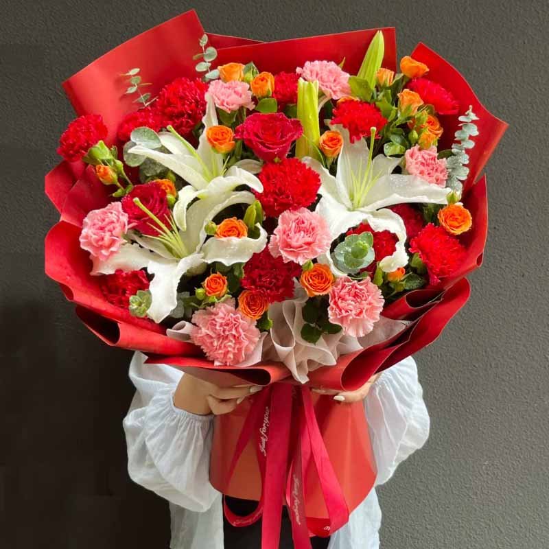 星语星愿-12枝红色康乃馨,7枝粉色康乃馨,3朵红玫瑰,3朵白色百合花,橙色泡泡,尤加利;如图包装