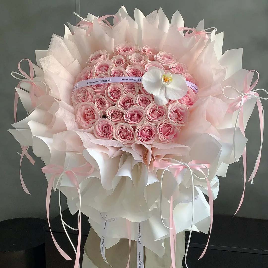 花开芬芳-36枝粉雪山玫瑰，1枝蝴蝶兰；如图尖尖角包装