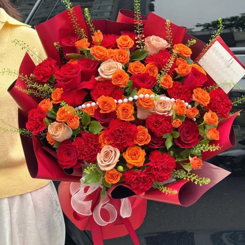 红色的记忆-5枝卡布奇诺玫瑰花,11枝红玫瑰,11枝红色康乃馨,橙色多头泡泡30朵左右;如图包装