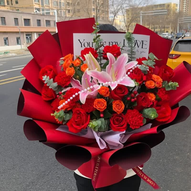 顺心合意-11朵红玫瑰,6朵红色康乃馨,3朵白色百合,搭配泡泡玫瑰和尤加利