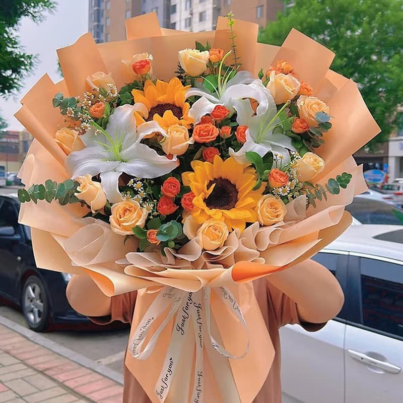 星河是你-12朵香槟玫瑰,3朵白色百合,2朵向日葵,搭配泡泡玫瑰、尤加利等配花