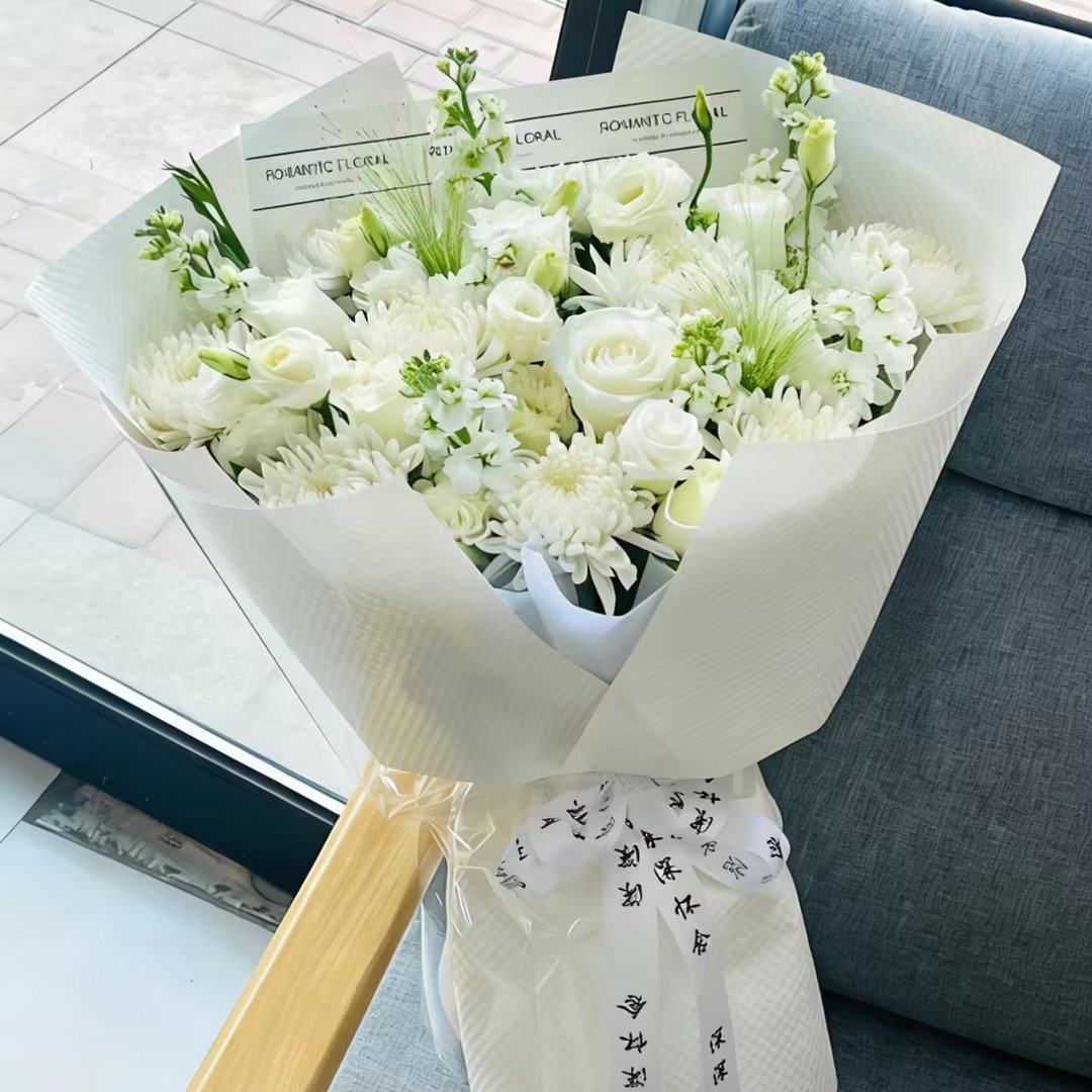 怀念/11朵白菊花搭配11朵白玫瑰洋桔梗紫罗兰精美花束包装