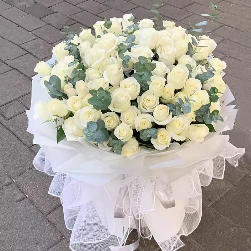 白雪公主---99支精品白玫瑰搭配尤加利白色欧雅纸多层圆形包装白色网格纱装饰 - 爱花客同城送花鲜花礼品