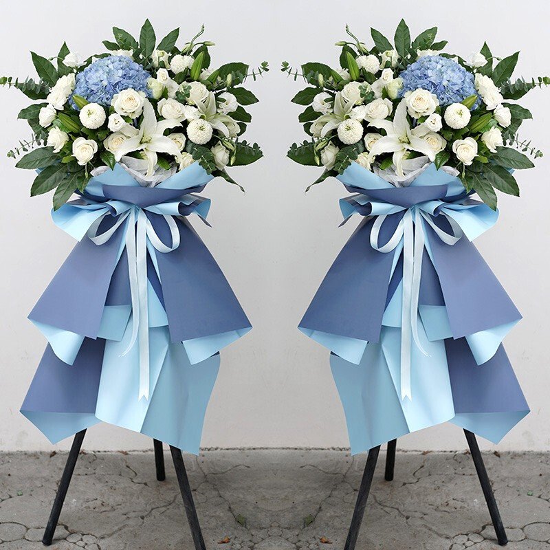 幸运不断-蓝绣球一支,白玫瑰16朵,2支白色多头香水百合,白色洋桔梗6支,乒乓菊,尤加利叶 - 爱花客同城送花鲜花礼品