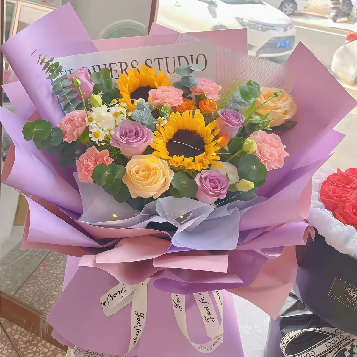 手心里的温柔-4枝海洋之歌，2枝香槟，5枝粉康，2枝向日葵，1枝白桔梗，洋甘菊、橙芭比搭配，喷泉草、尤加利间插 - 爱花客同城送花鲜花礼品