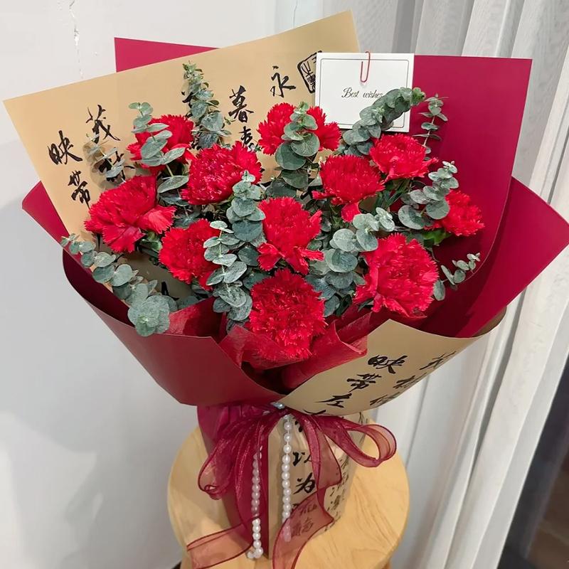 问候-11朵红色康乃馨，尤加利丰满间插