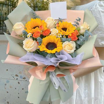 事事如意-3朵向日葵，6枝香槟玫瑰，2枝多头橙色泡泡玫瑰，尤加利叶、洋甘菊点缀。