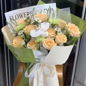 情缘如诗-10支香槟玫瑰，1朵白色蝴蝶兰，3支绿色康乃馨（若没有用绿桔梗替换），搭配绿铃草，白色小雏菊丰满间插