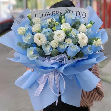 淳美之爱-19枝碎冰蓝玫瑰，5枝多头白桔梗，尤加利叶间插点缀。