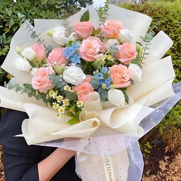 甜美时光-9支戴安娜玫瑰，5支白色洋桔梗，搭配蓝星花、小雏菊、白色满天星、尤加利叶丰满间插