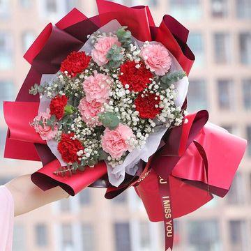 轻声问候-5朵红色康乃馨，6朵粉色康乃馨，白色满天星间插，尤加利点缀