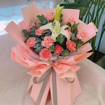 满心祝福-11枝粉色康乃馨，1枝多头白百合，尤加利叶间插点缀
