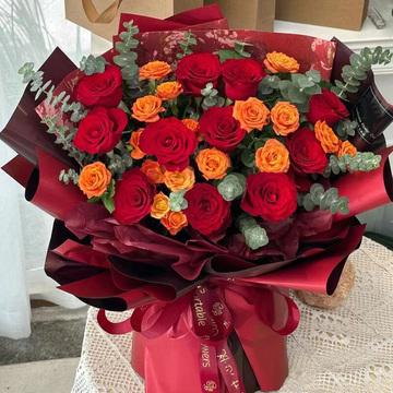 甜蜜爱人-11支红玫瑰，5支橙色多头泡泡，搭配尤加利叶丰满间插